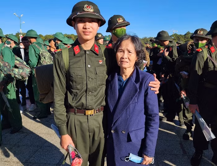 Nửa đêm bà ngoại vượt 300km lên Đà Lạt tiễn cháu nhập ngũ -0