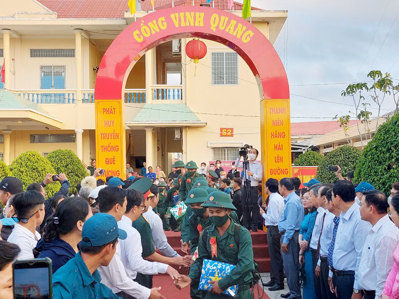  Thanh niên các tỉnh miền Tây Nam Bộ hăng hái lên đường nhập ngũ -1