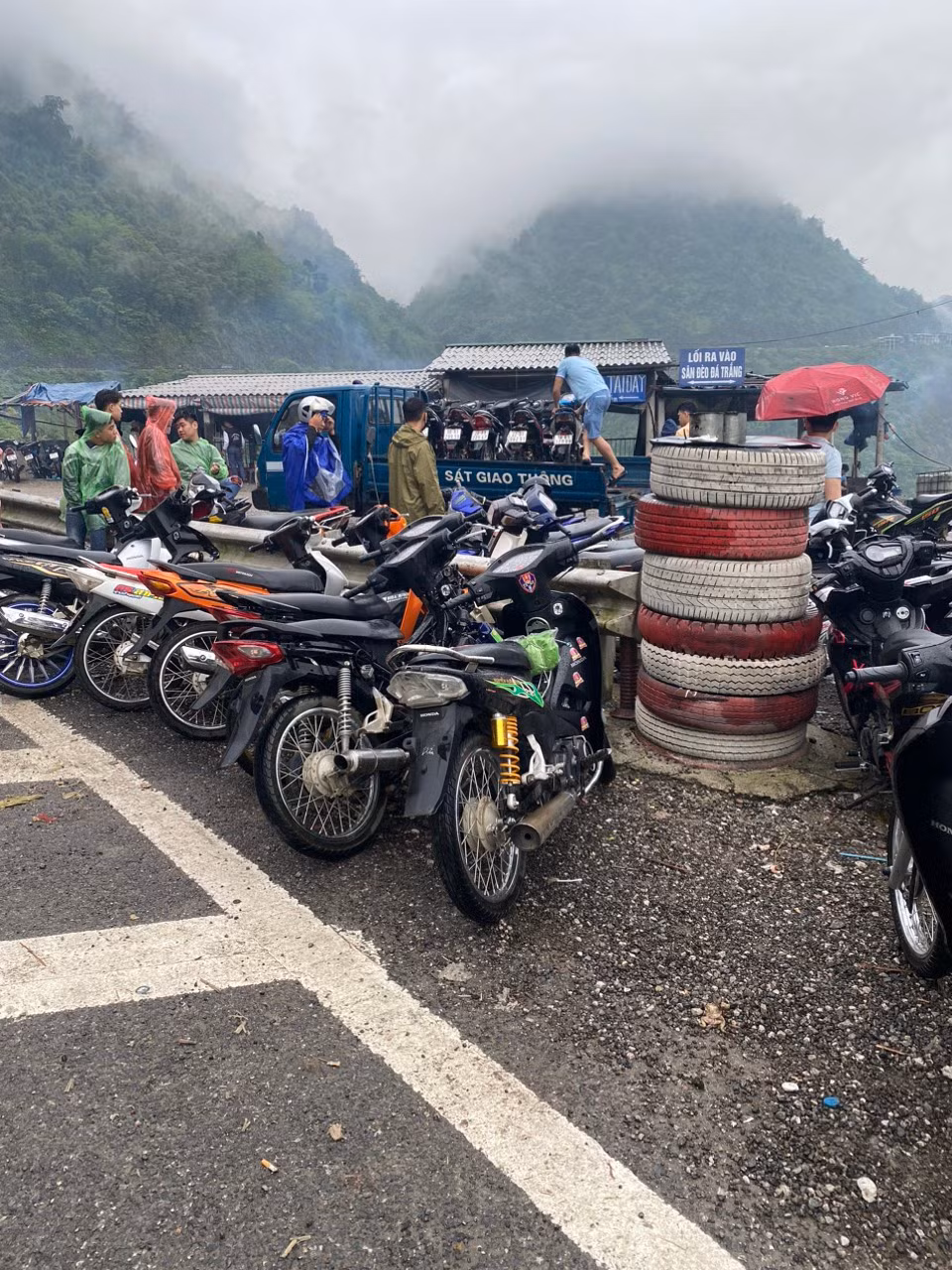 Phát hiện nhóm thanh, thiếu niên tụ tập tháo biển số phóng nhanh vượt ẩu trên đèo đá trắng -0
