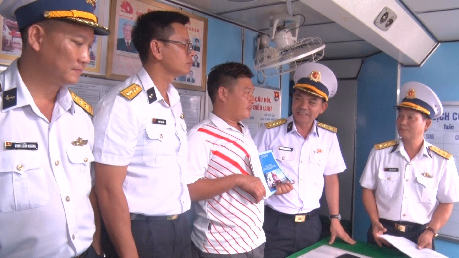 Tàu 418 đưa hai ngư dân lâm bệnh từ Trường Sa về Cam Ranh -0