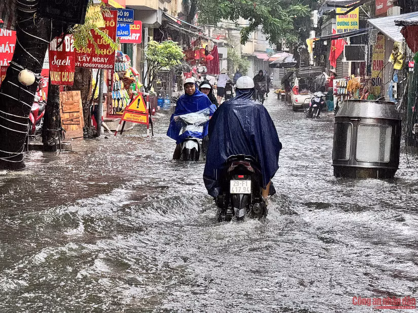 Mưa lớn trên 300mm, Hà Nội xuất hiện 65 điểm úng ngập -0