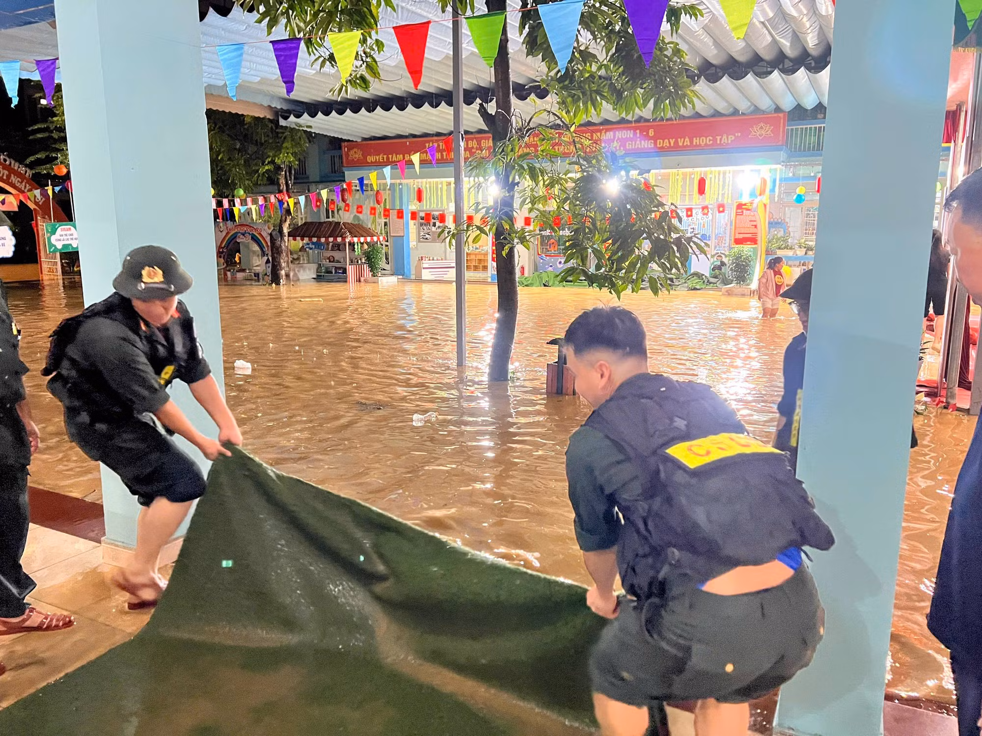 Nhiều hộ dân, trường học ở Cao Bằng ngập sâu do mưa lớn -2