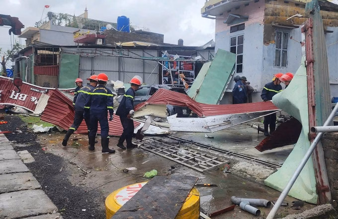 Vì sao lốc xoáy liên tiếp xuất hiện trong bão số 10 -0
