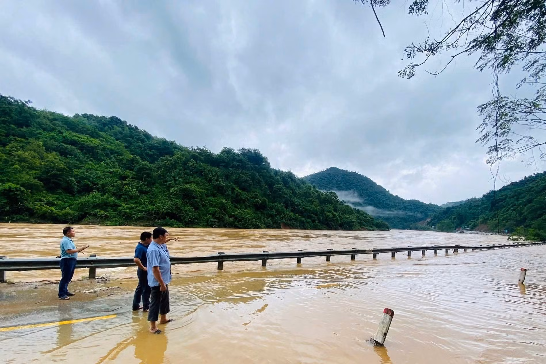 Nhiều bản làng Nghệ An bị cô lập do hoàn lưu bão -0
