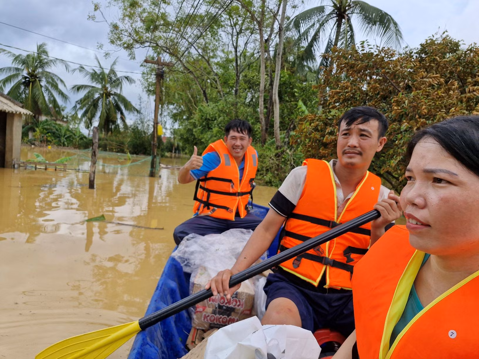 Công an Thanh Hoá tiếp tế thức ăn, nước uống cho người dân vùng lũ lụt -0