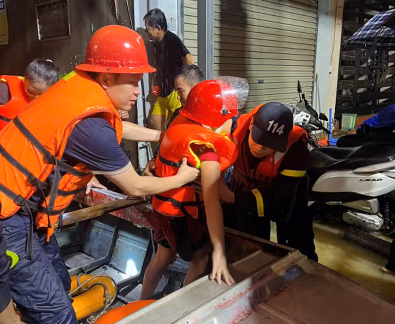 Vững vàng nơi bão lũ, là điểm tựa của nhân dân -0