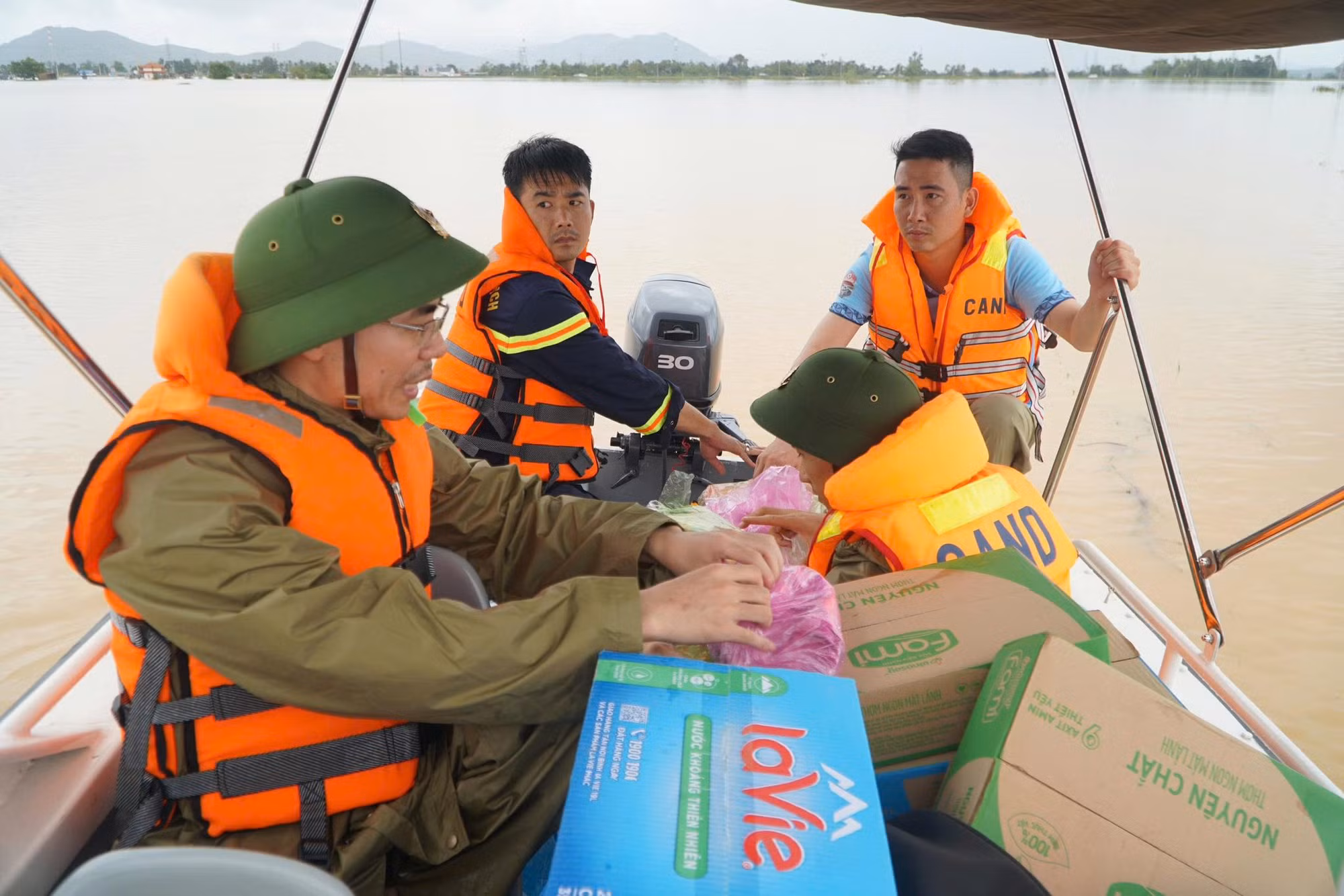 Công an Thanh Hoá tiếp tế thức ăn, nước uống cho người dân vùng lũ lụt -0