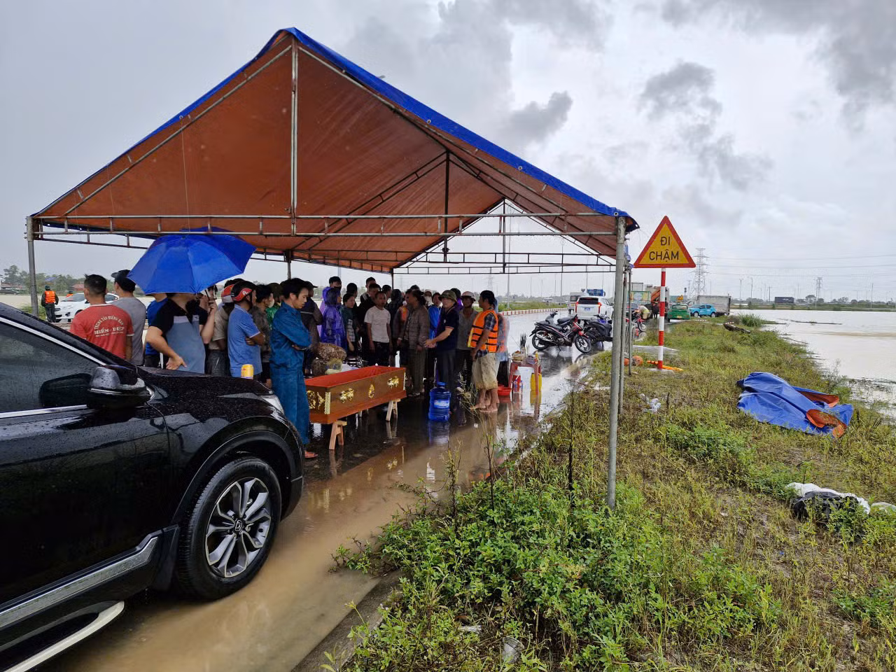 Lật thuyền trong lúc 