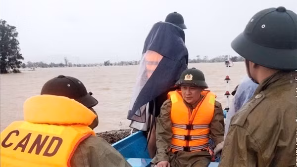 Công an dùng xuồng chuyên dụng chở thi thể cụ bà vượt lũ đi hỏa táng