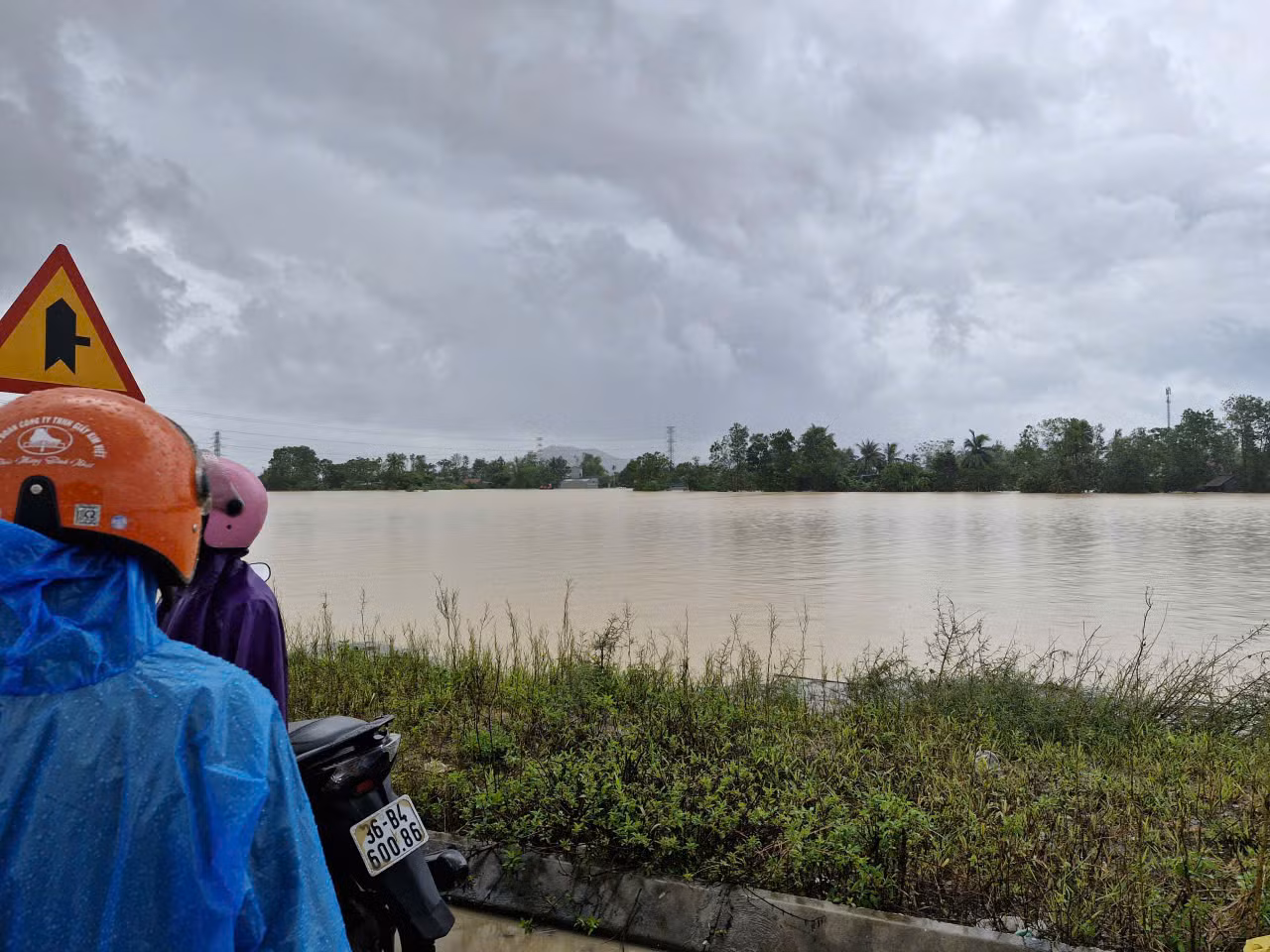 Lật thuyền trong lúc 