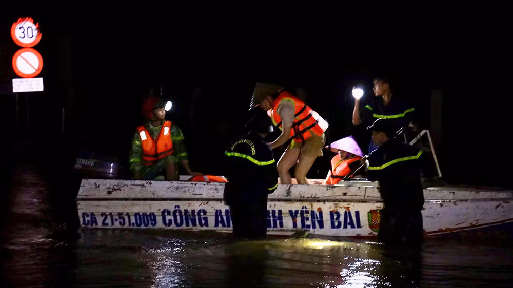 Công an Lào Cai dầm mưa, xuyên đêm cứu hộ người dân vùng ngập lụt -2