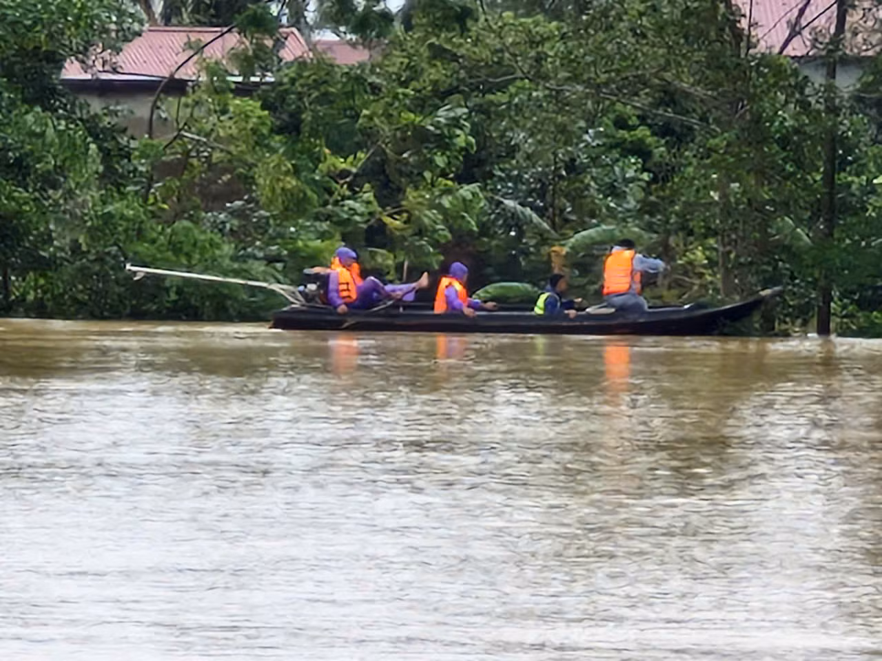 Lật thuyền trong lúc 