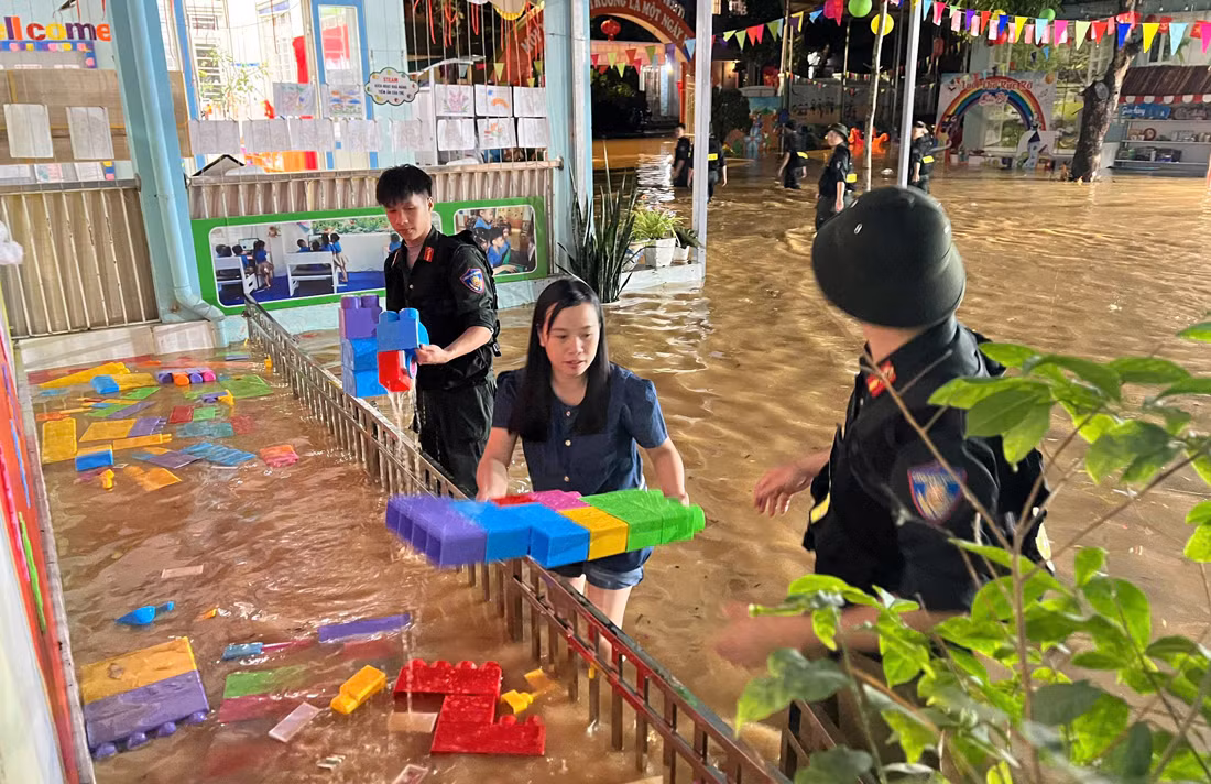 Nhiều hộ dân, trường học ở Cao Bằng ngập sâu do mưa lớn -0