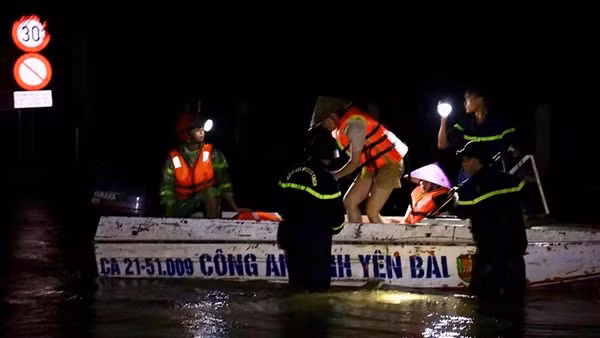 Vững vàng nơi bão lũ, là điểm tựa của nhân dân