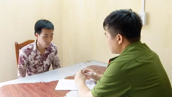 Bắt con nghiện trộm phụ kiện cột điện