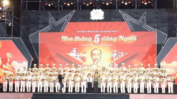 Tuyên dương 75 gương điển hình CAND làm theo lời Bác