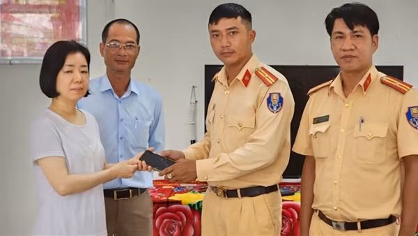 CSGT trao trả tài sản cho du khách Hàn Quốc