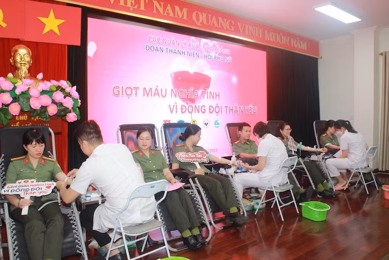 Cán bộ, chiến sĩ Cục Quản lý xuất nhập cảnh hiến máu -2