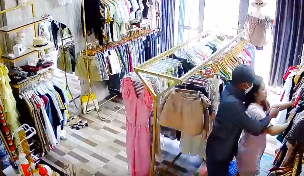 Gần 4 giờ ráo riết truy bắt kẻ sắm vài khách hàng để cướp vàng củ chủ shop quần áo -0