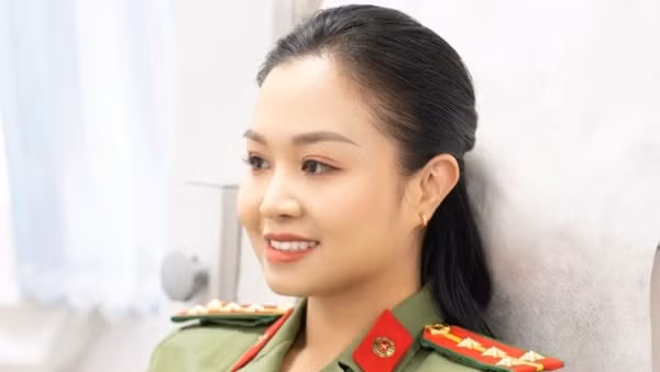 Ấn tượng “bóng hồng” Công an cửa khẩu Tân Sơn Nhất