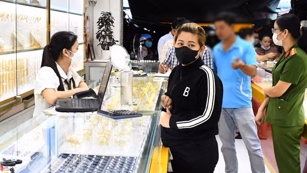 Người phụ nữ dùng ô tô đi ăn trộm vàng