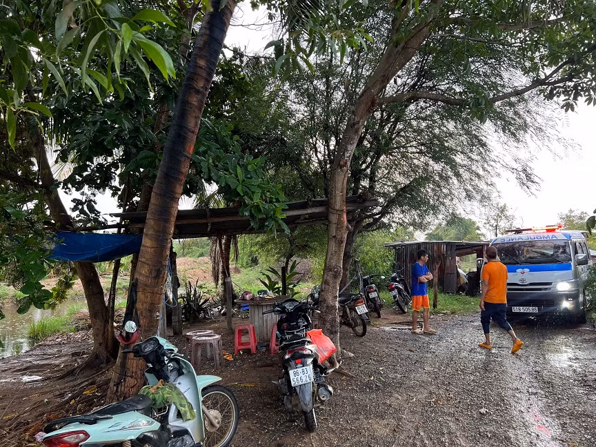 Đang ngồi uống trà, một người bị sét đánh tử vong -0