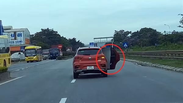 Tước bằng nữ tài xế ô tô mở cửa xe khi đi trên Quốc lộ 1A