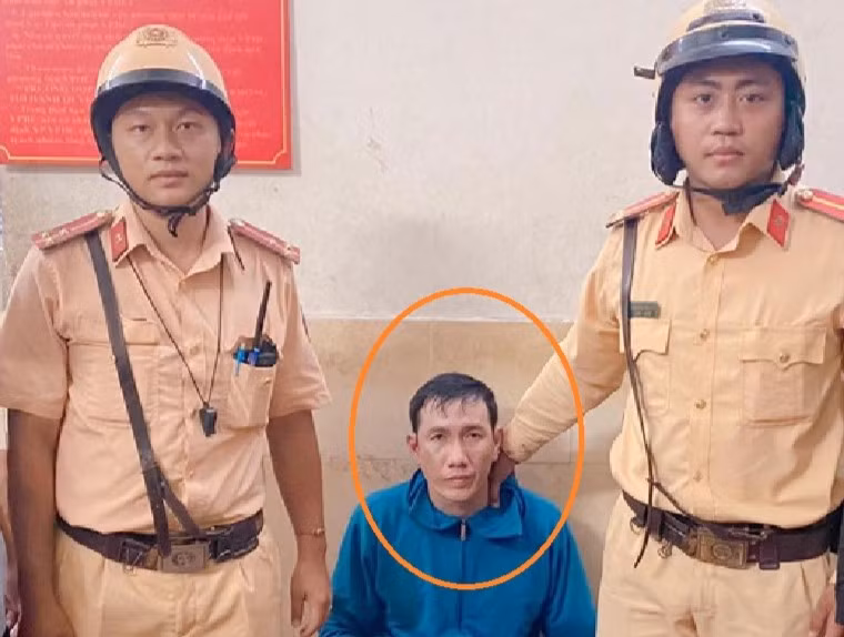 CSGT bắt đối tượng đi xe SH giật điện thoại của người dân -0