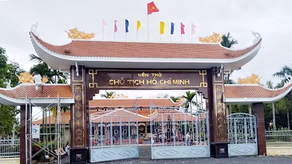 Viếng đền thờ Bác Hồ ở Châu Thới