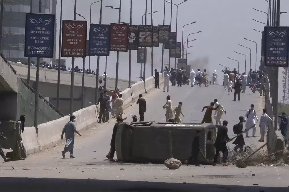 Pakistan huy động quân đội dẹp loạn sau vụ bắt giữ cựu thủ tướng - 2