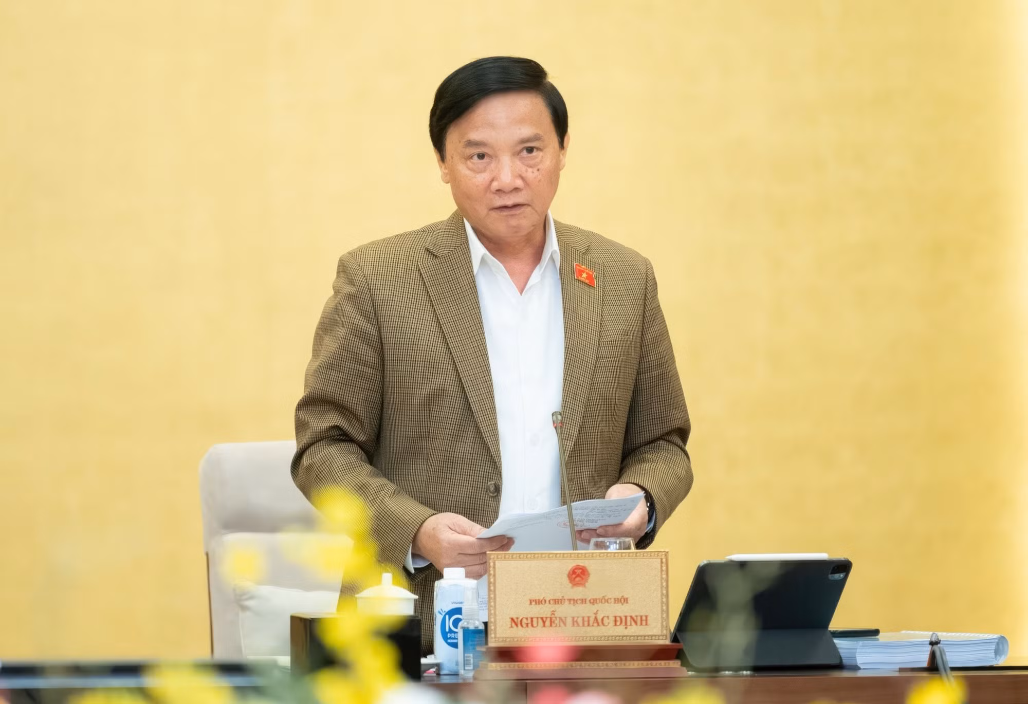 Cán bộ xin từ chức trong 10 ngày nếu quá nửa 