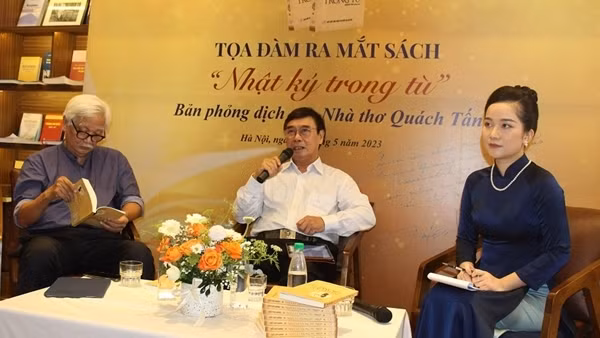 Bản dịch “Nhật ký trong tù” có nhiều bài thơ lục bát nhất