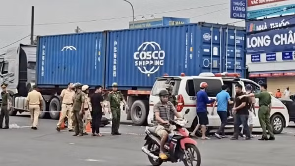 Tạt ngang trước xe đầu kéo, nữ công nhân tử vong, chồng bị thương