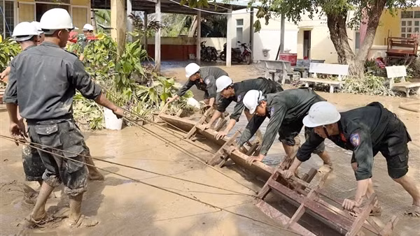 CSCĐ Công an tỉnh Đắk Lắk góp sức khắc phục hậu quả bão lũ