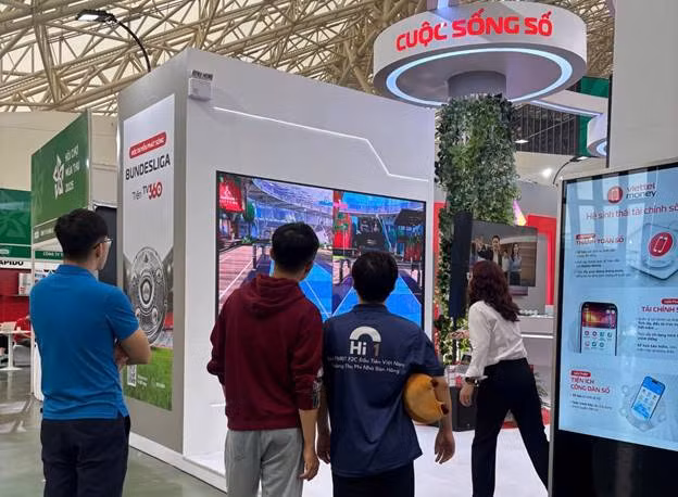 Đến Hội chợ Mùa Thu, khách tham quan được tạo ảnh AI, chơi game AR và khám phá robot logistics tại gian hàng Viettel -0