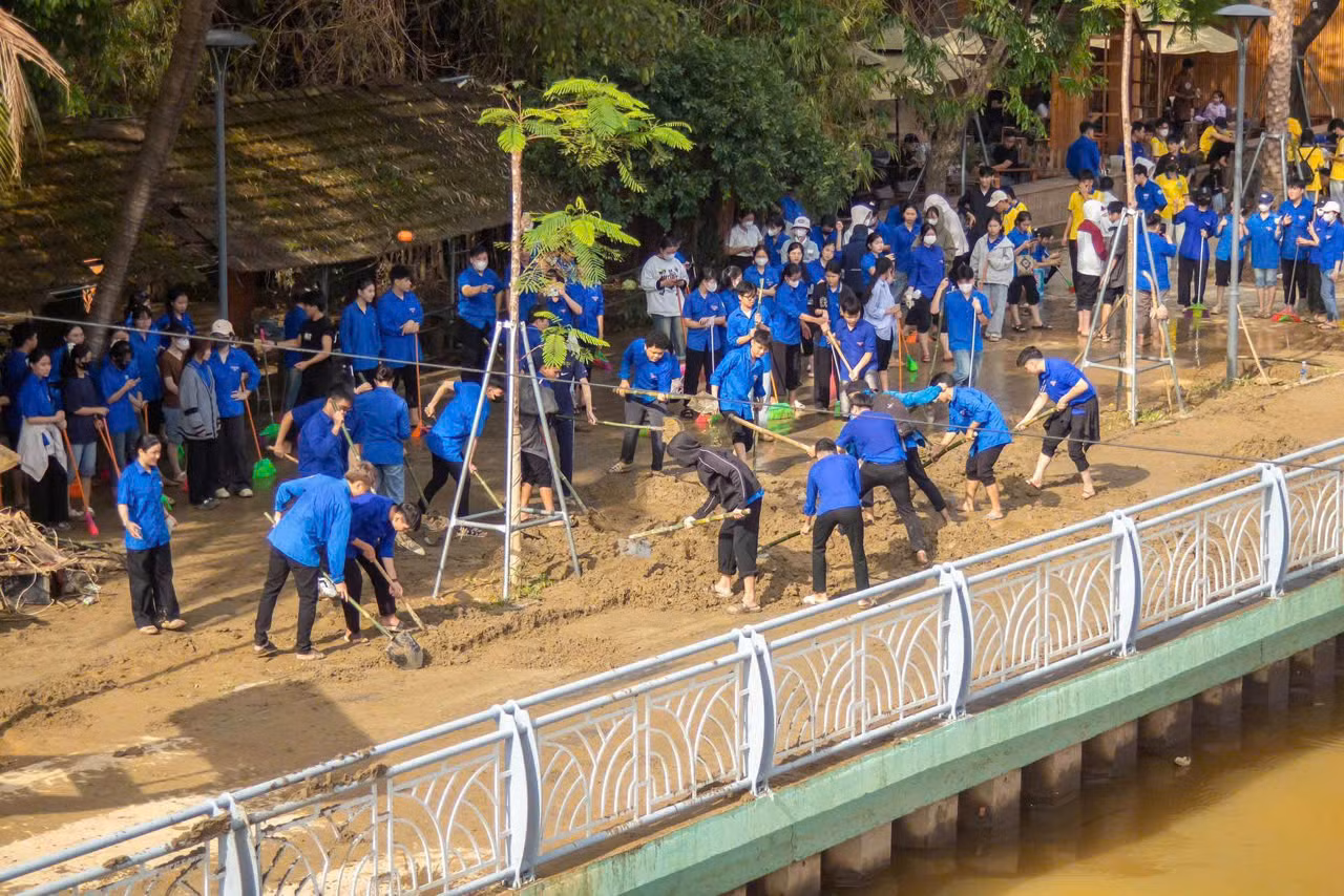 Hơn 5.000 người tham gia dọn dẹp vệ sinh sau mưa lũ lịch sử ở TP Huế -0
