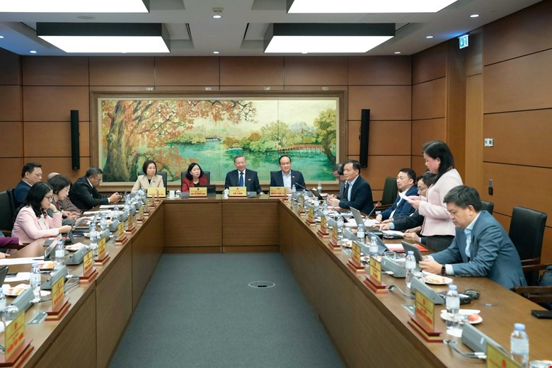 Đại biểu Quốc hội thảo luận sôi nổi, góp ý đa dạng vấn đề vào Văn kiện Đại hội Đảng XIV -0