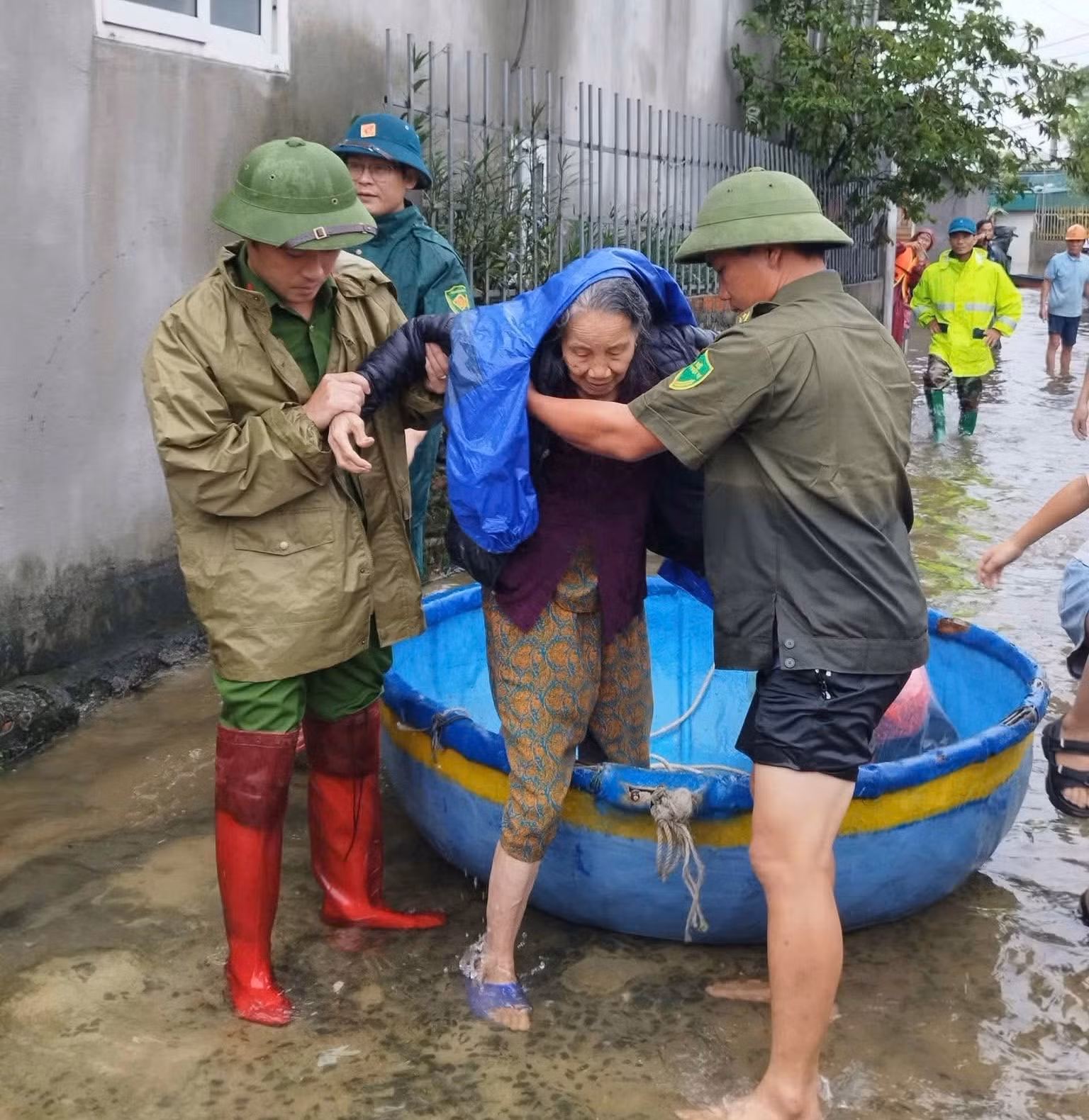 Công an Hà Tĩnh nỗ lực bảo vệ an toàn cho nhân dân trong mưa lũ -0