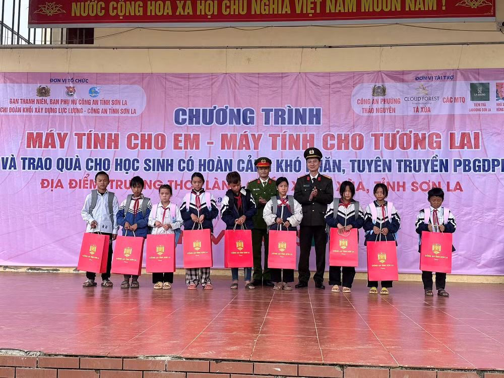 Món quà ý nghĩa được chuyển trao tới học sinh vùng cao Sơn La -0