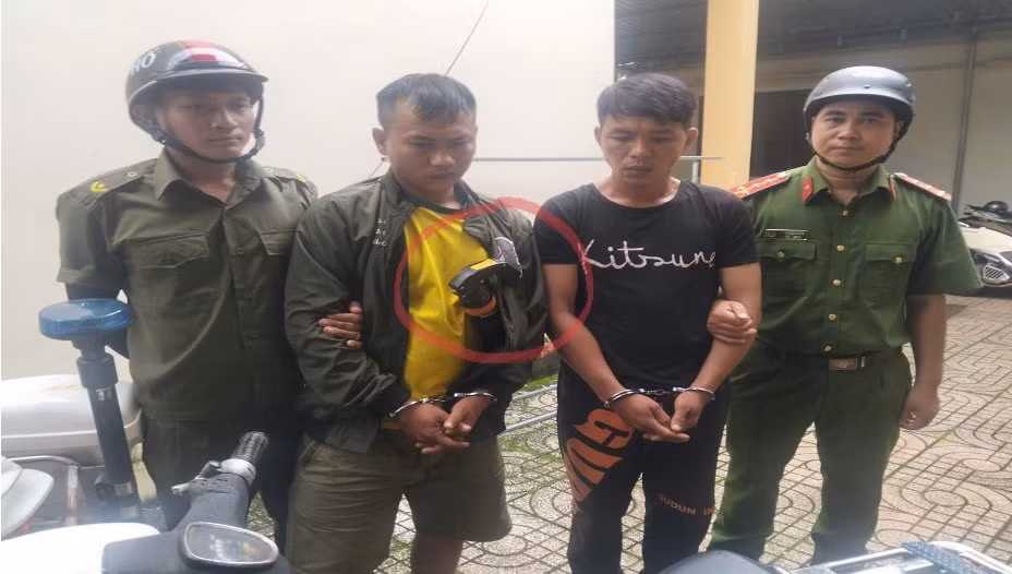 Bắt 2 đối tượng có tiền án mang bình xịt hơi cay đi trộm cắp -0