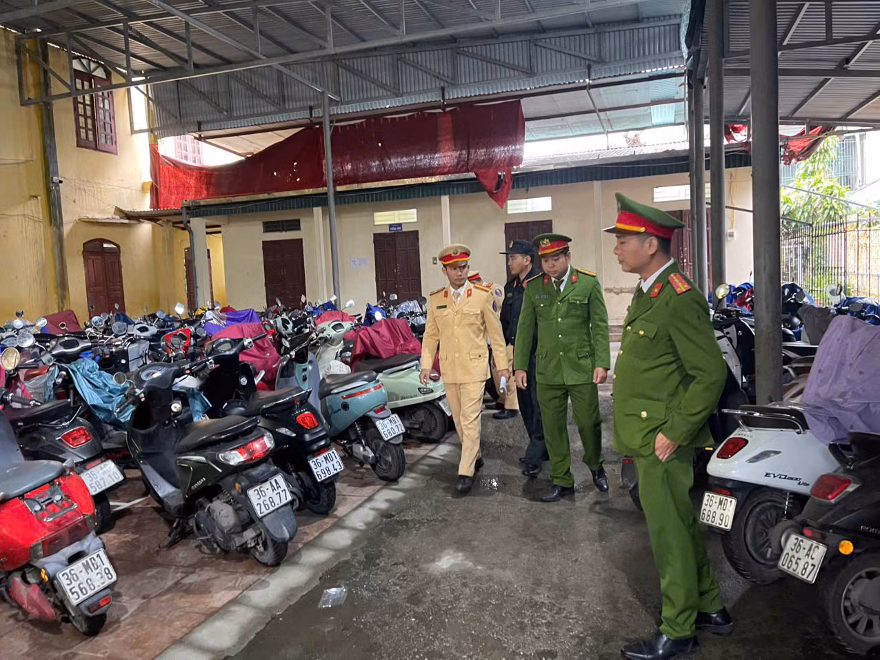 CSGT đồng loạt kiểm tra học sinh vi phạm an toàn giao thông -2