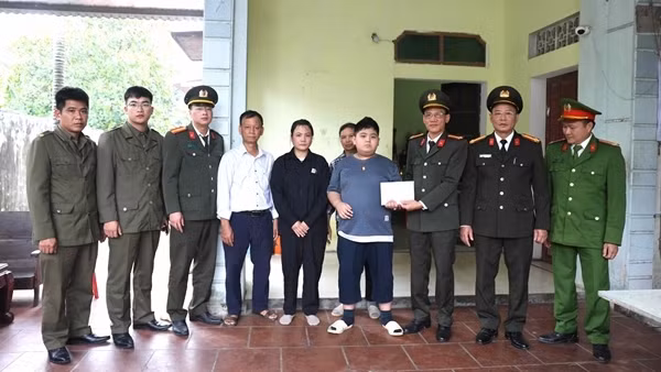 Hỗ trợ gia đình Tổ phó Tổ bảo vệ ANTT qua đời khi làm nhiệm vụ phòng chống bão, lũ