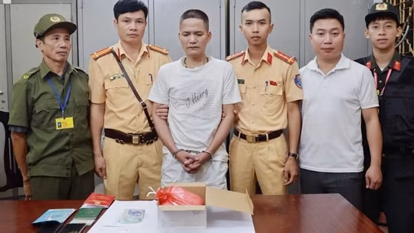 Chia heroin ra nhiều gói nhỏ, giấu trong khoang máy ô tô
