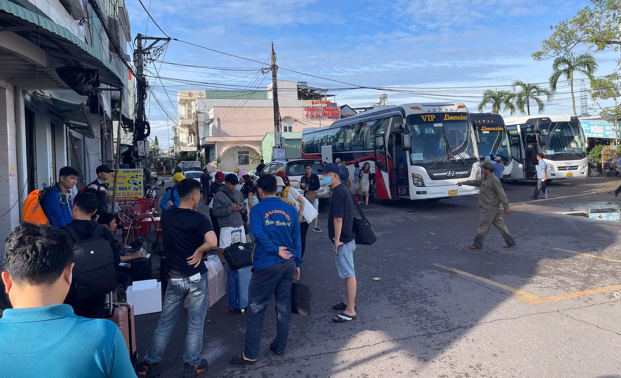  Đã chuyển tải bằng ô tô cho gần 1.000 hành khách đi tàu qua đoạn đường sắt bị sạt lở -0