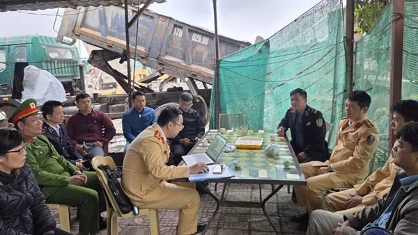 Lực lượng liên ngành kiểm tra bến bãi tập kết vật liệu xây dựng trên đường thuỷ