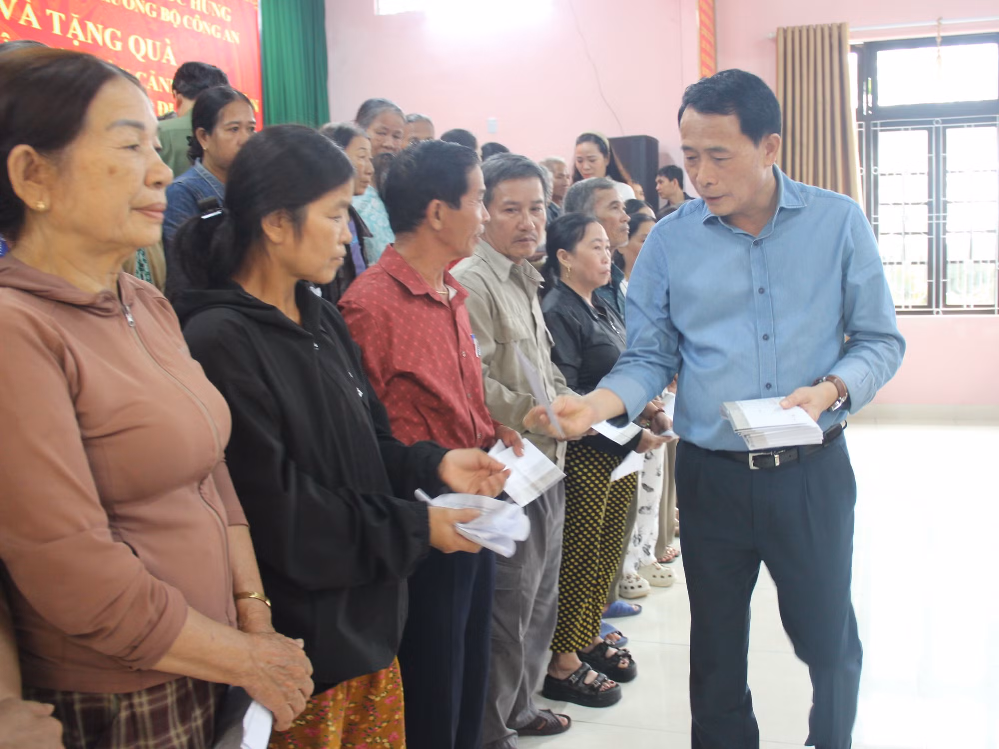 Thứ trưởng Lê Quốc Hùng thăm, tặng quà cho người dân bị ảnh hưởng lũ lụt tại Huế -0