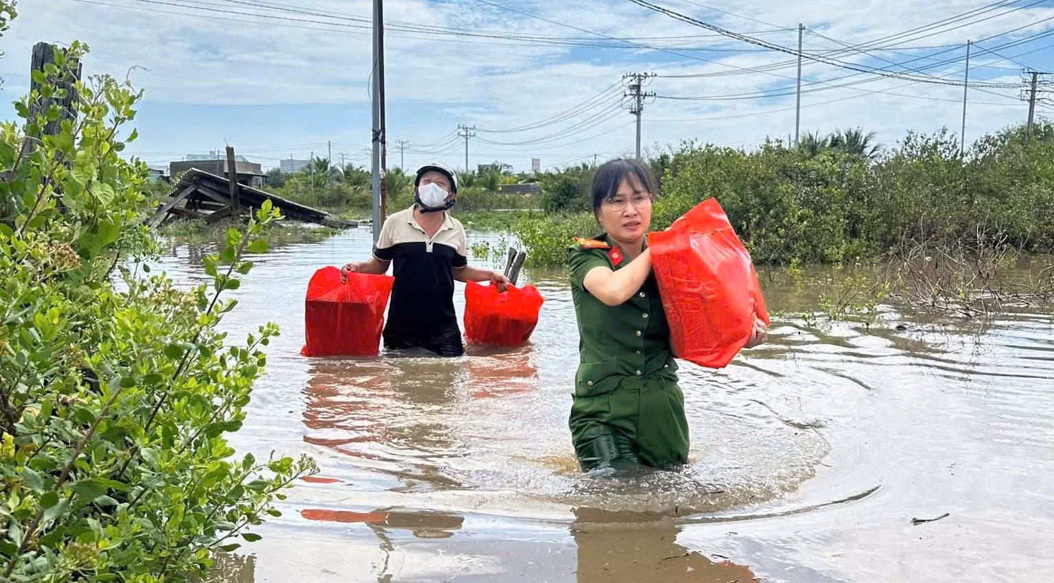 Ấm lòng người dân vùng mưa lũ -0