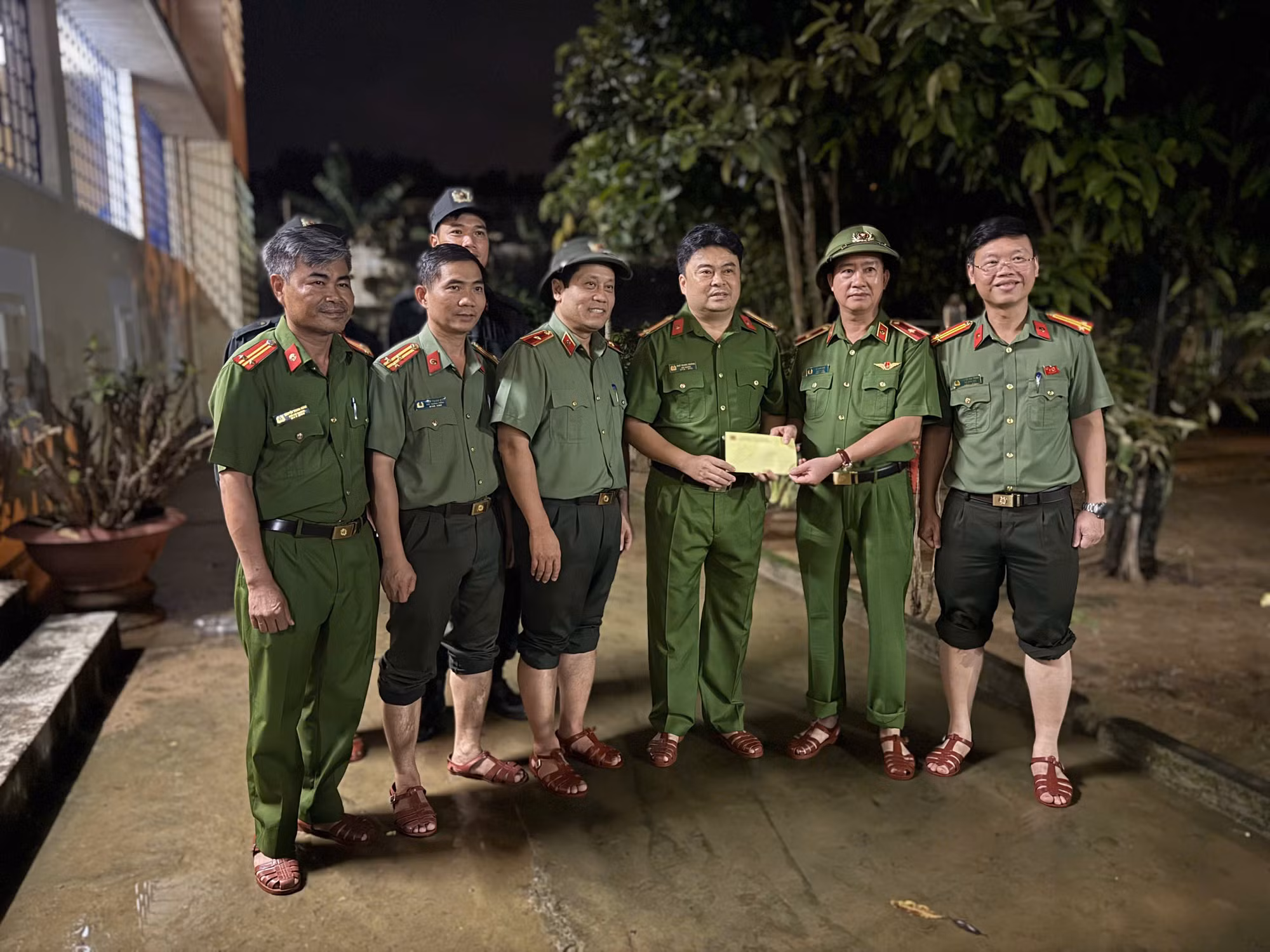 Bộ Công an tiếp tục hỗ trợ khẩn cấp nhân dân vùng lũ Đà Nẵng: “Lúc dân cần, lúc dân khó, có Công an” -1