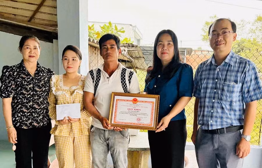 Danh tính người lao mình xuống sông, cứu sống người phụ nữ -0