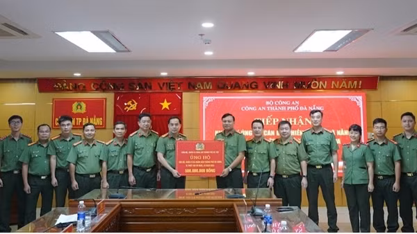 Công an Hà Nội trao 1 tỷ đồng hỗ trợ Công an và nhân dân Quảng Ngãi, Đà Nẵng